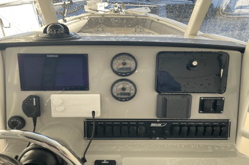 Slide: The Image of Boston Whaler 230 OUTRAGE 2024 - 9