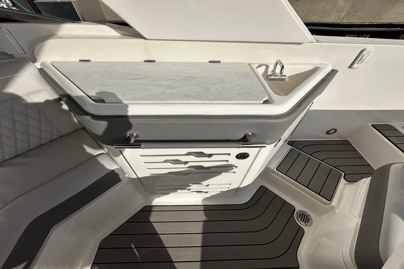 Slide: The Image of Sea Ray 310 SLX-OB 2024 - 15