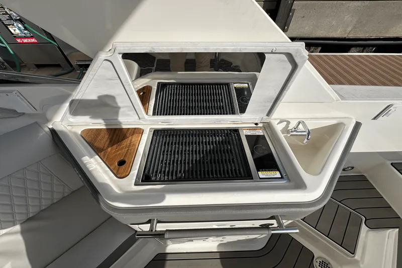 Slide: The Image of Sea Ray 310 SLX-OB 2024 - 16