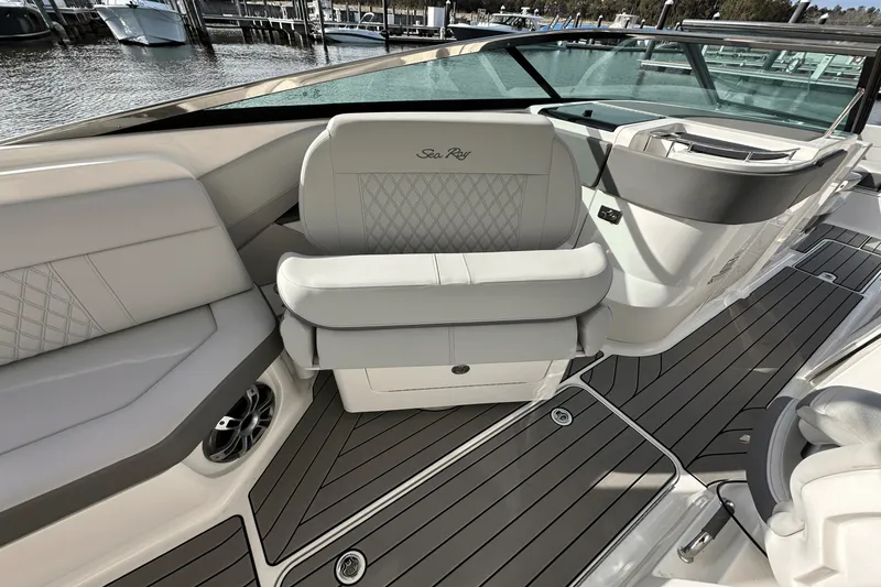Slide: The Image of Sea Ray 310 SLX-OB 2024 - 19