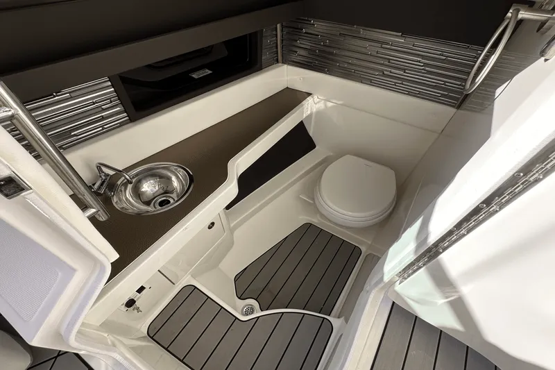 Slide: The Image of Sea Ray 310 SLX-OB 2024 - 22