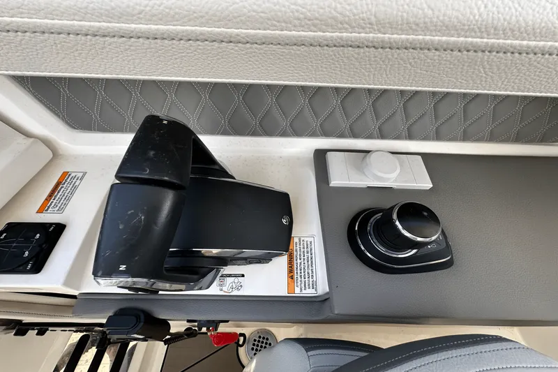 Slide: The Image of Sea Ray 310 SLX-OB 2024 - 28