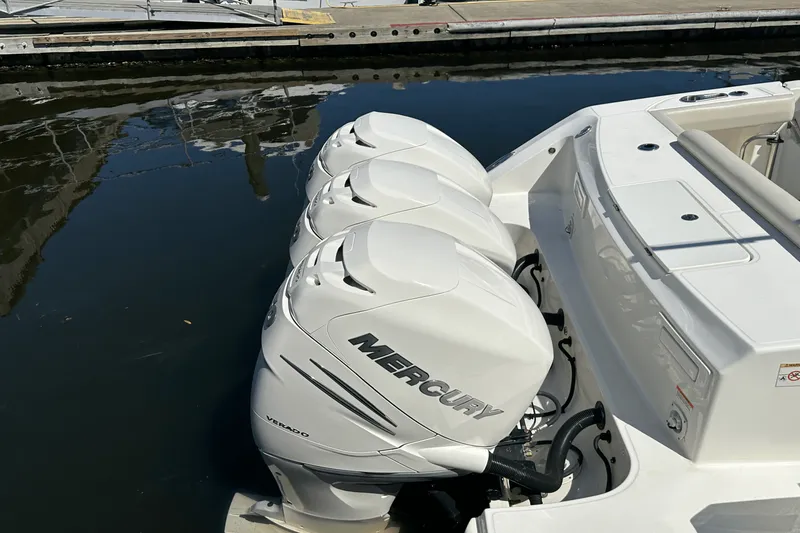 Slide: The Image of Boston Whaler 380 OUTRAGE 2019 - 10
