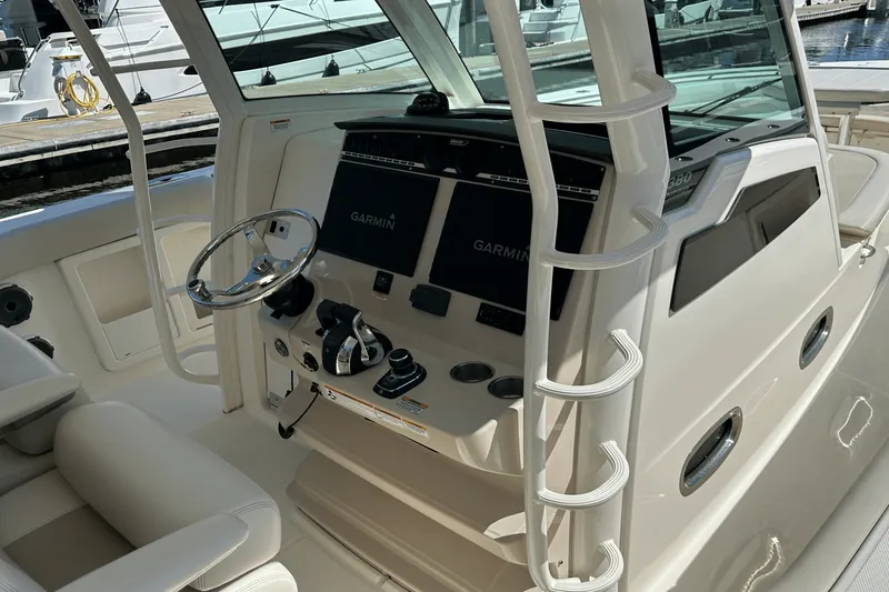 Slide: The Image of Boston Whaler 380 OUTRAGE 2019 - 14