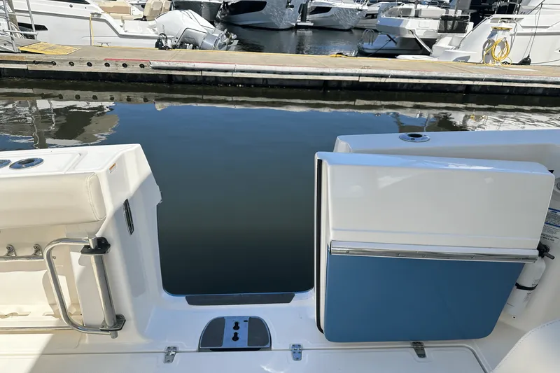 Slide: The Image of Boston Whaler 380 OUTRAGE 2019 - 21