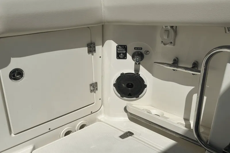 Slide: The Image of Boston Whaler 380 OUTRAGE 2019 - 22