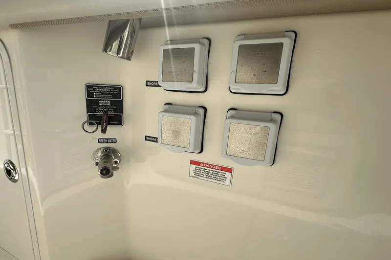 Slide: The Image of Boston Whaler 380 OUTRAGE 2019 - 28