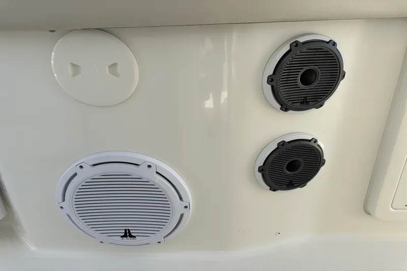 Slide: The Image of Boston Whaler 380 OUTRAGE 2019 - 38