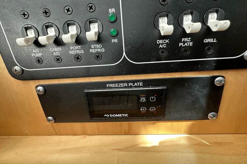 Slide: The Image of Boston Whaler 380 OUTRAGE 2019 - 51