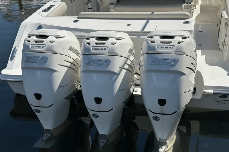 Slide: The Image of Boston Whaler 380 OUTRAGE 2019 - 7