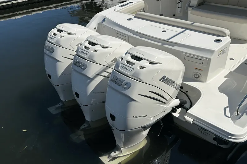 Slide: The Image of Boston Whaler 380 OUTRAGE 2019 - 9