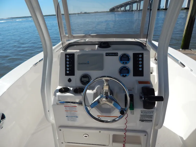 Slide: The Image of Robalo R200 2019 - 10