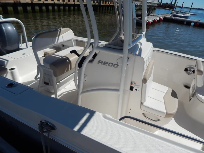 Slide: The Image of Robalo R200 2019 - 3