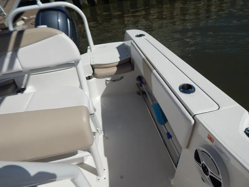 Slide: The Image of Robalo R200 2019 - 18