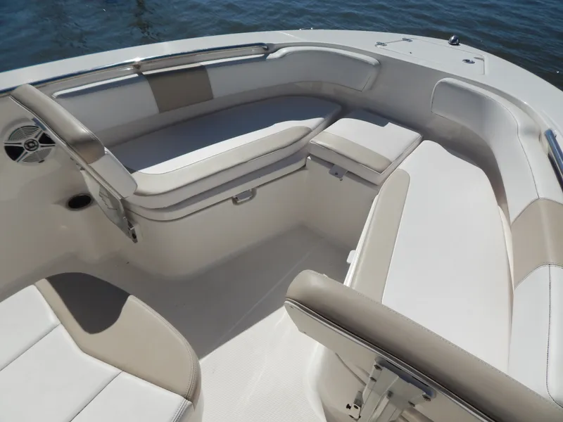 Slide: The Image of Robalo R200 2019 - 13