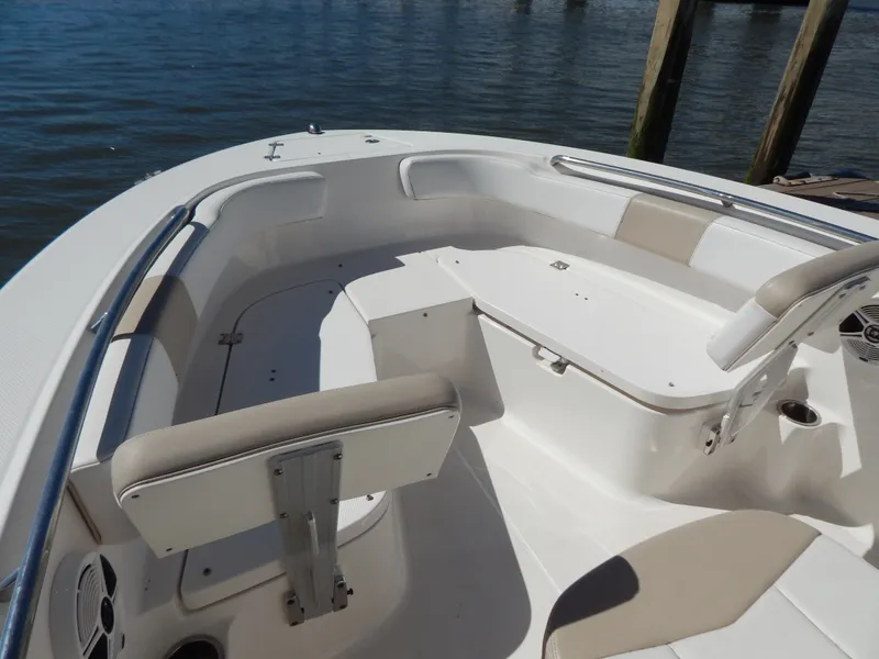 Slide: The Image of Robalo R200 2019 - 12