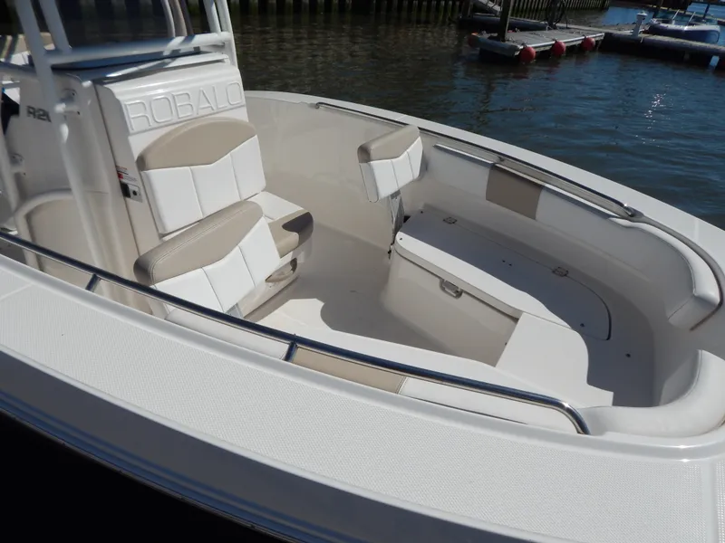 Slide: The Image of Robalo R200 2019 - 2