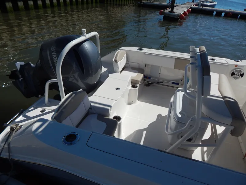 Slide: The Image of Robalo R200 2019 - 5