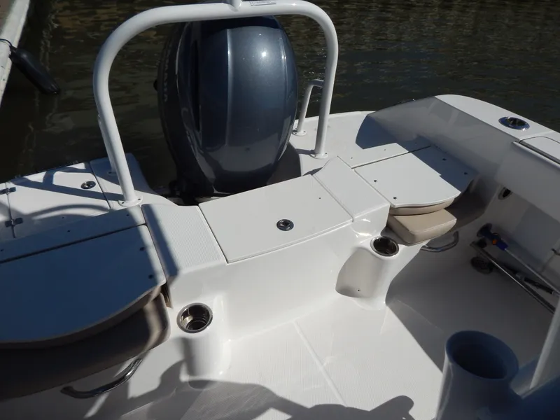 Slide: The Image of Robalo R200 2019 - 7