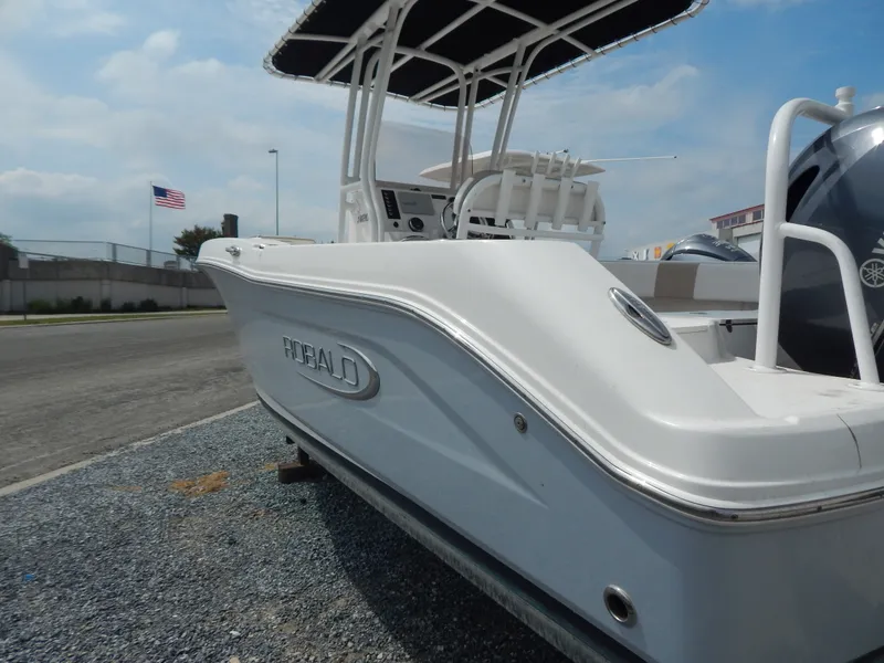 Slide: The Image of Robalo R200 2019 - 28