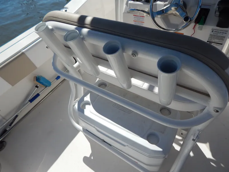 Slide: The Image of Robalo R200 2019 - 9