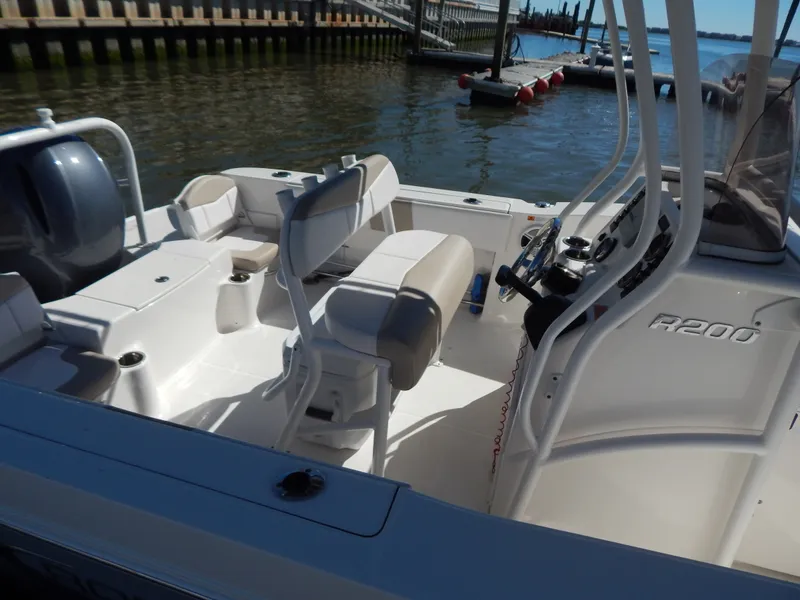 Slide: The Image of Robalo R200 2019 - 4