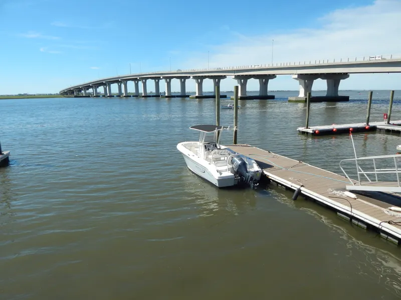 Slide: The Image of Robalo R200 2019 - 25