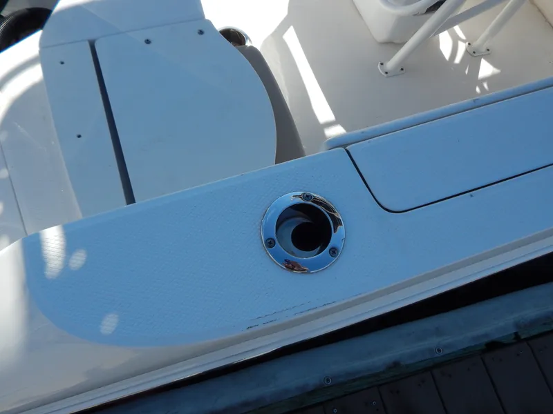 Slide: The Image of Robalo R200 2019 - 23