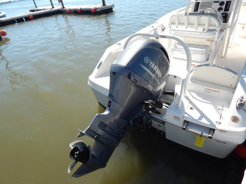 Slide: The Image of Robalo R200 2019 - 6