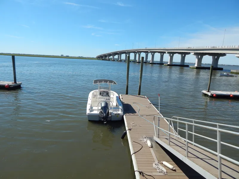 Slide: The Image of Robalo R200 2019 - 24