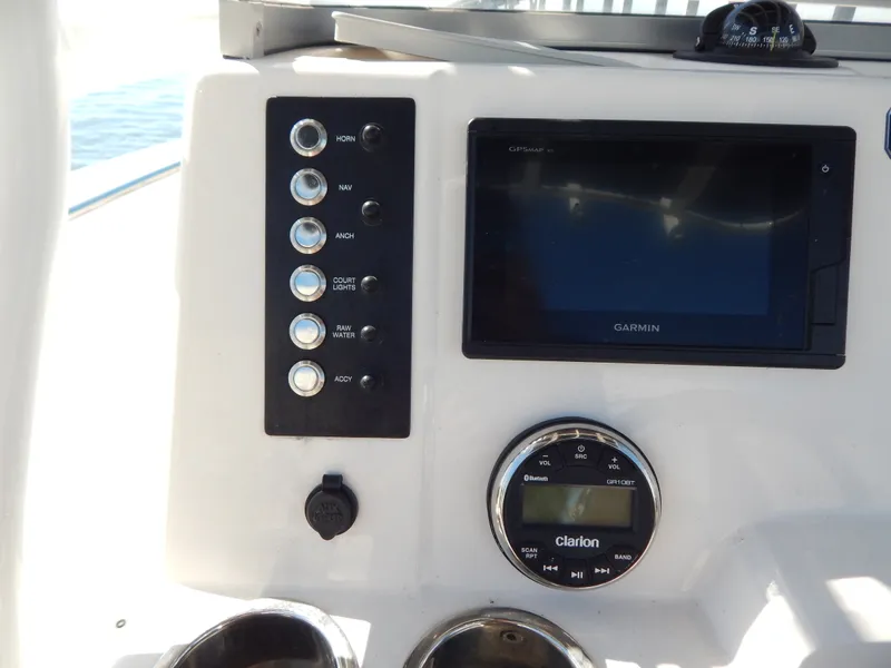 Slide: The Image of Robalo R200 2019 - 11