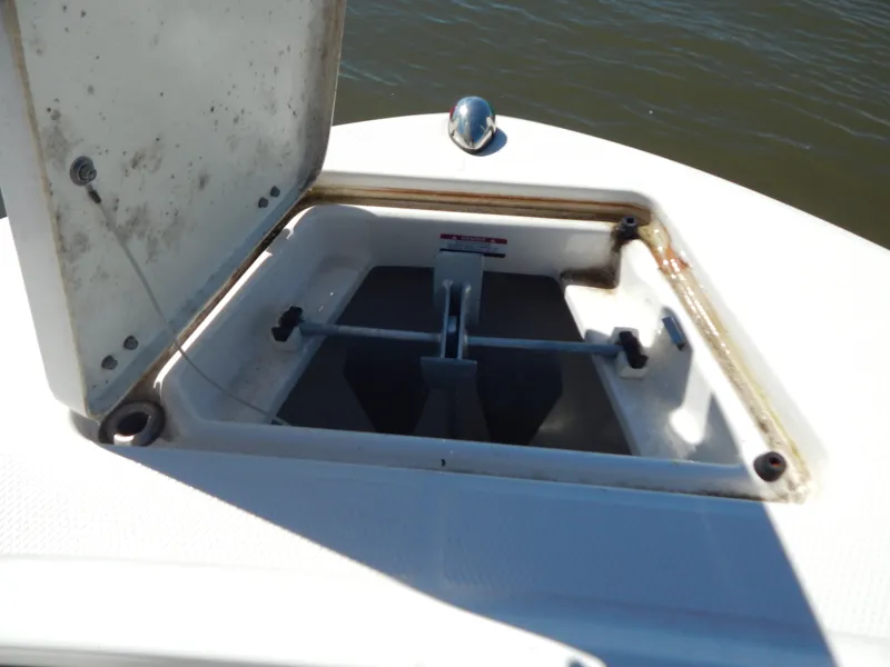 Slide: The Image of Robalo R200 2019 - 17