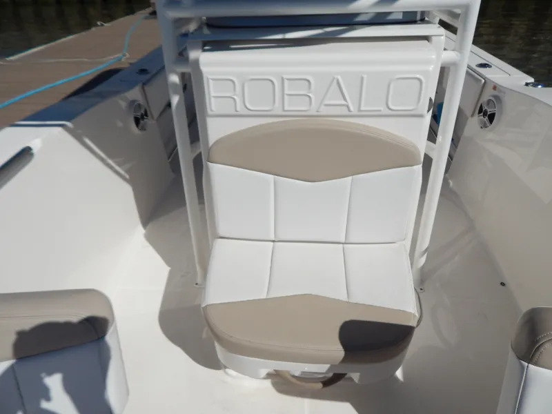 Slide: The Image of Robalo R200 2019 - 15