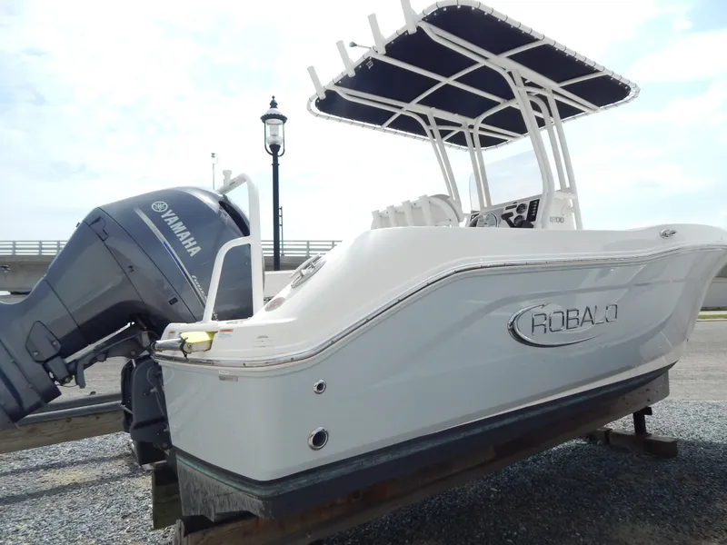 Slide: The Image of Robalo R200 2019 - 30