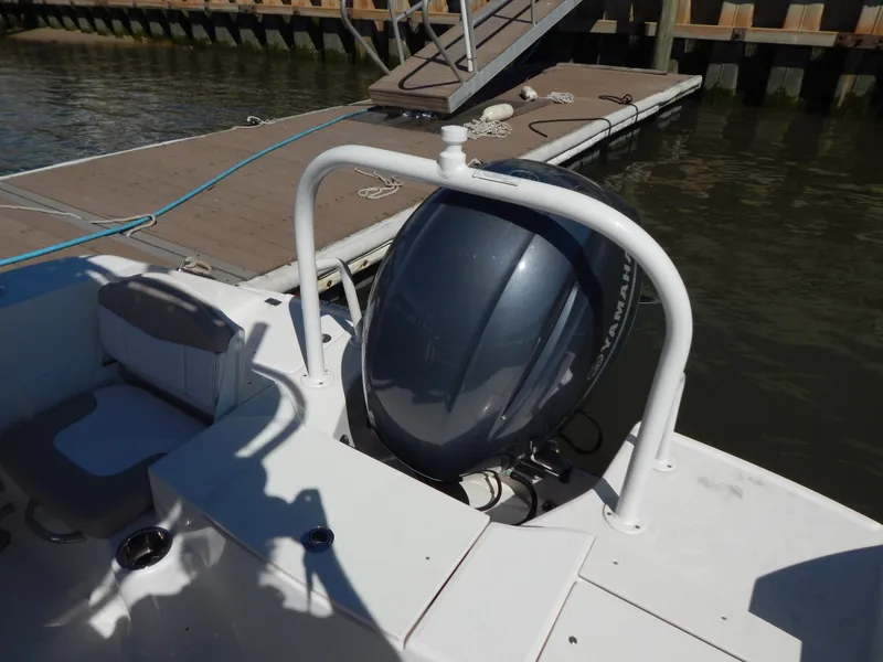 Slide: The Image of Robalo R200 2019 - 22