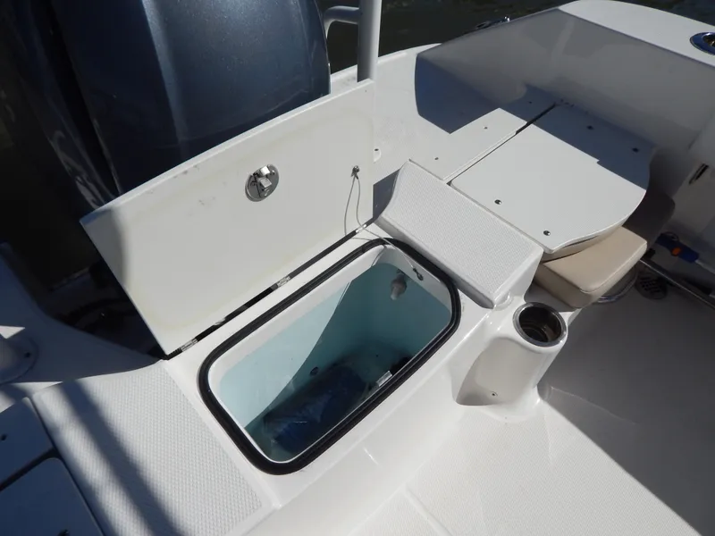 Slide: The Image of Robalo R200 2019 - 8