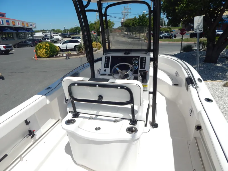 Slide: The Image of Robalo R222 2025 - 58