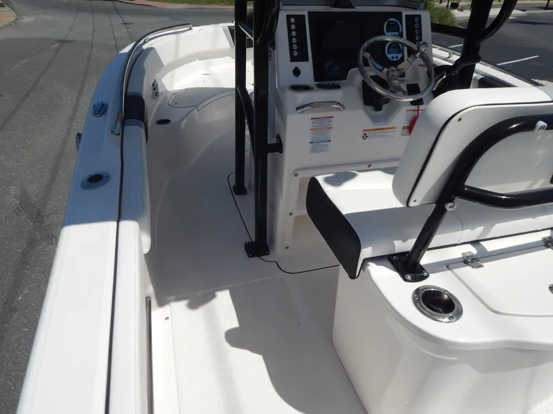 Slide: The Image of Robalo R222 2025 - 50