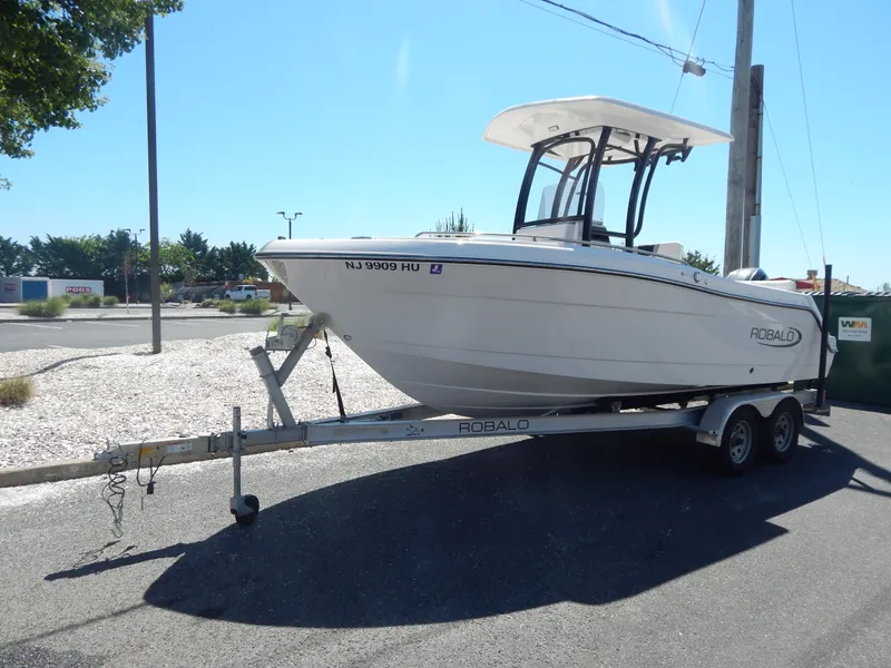 The Image of Robalo R222 2025 - 0