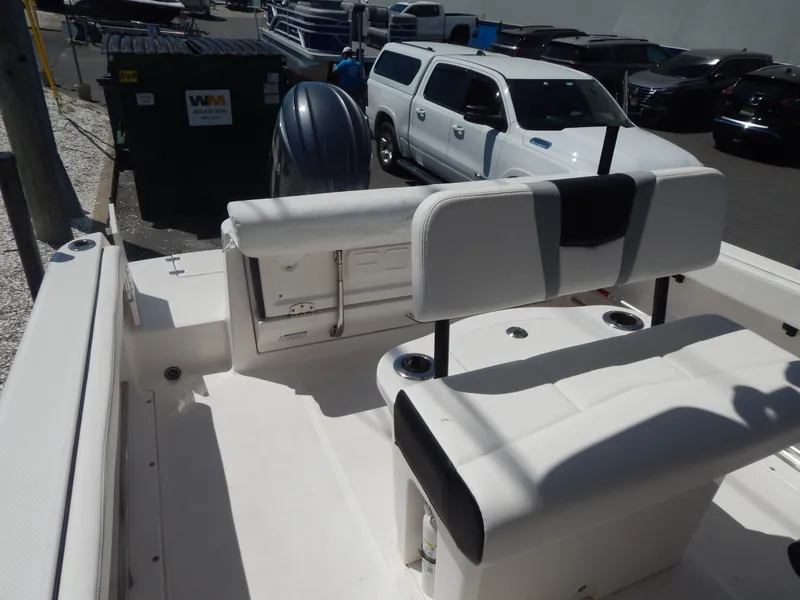 Slide: The Image of Robalo R222 2025 - 53