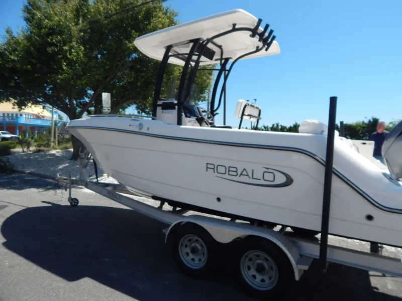 Slide: The Image of Robalo R222 2025 - 7
