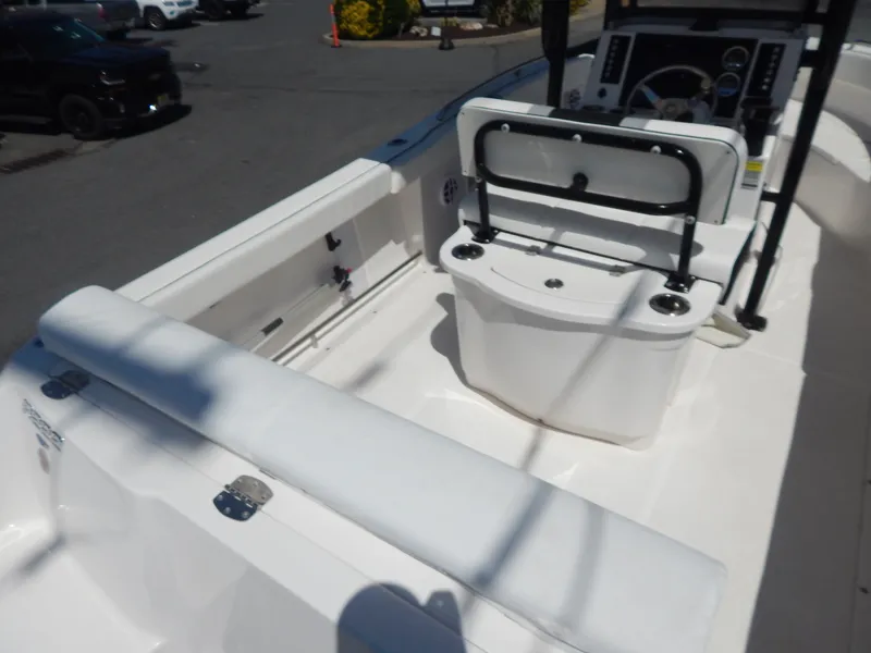 Slide: The Image of Robalo R222 2025 - 14