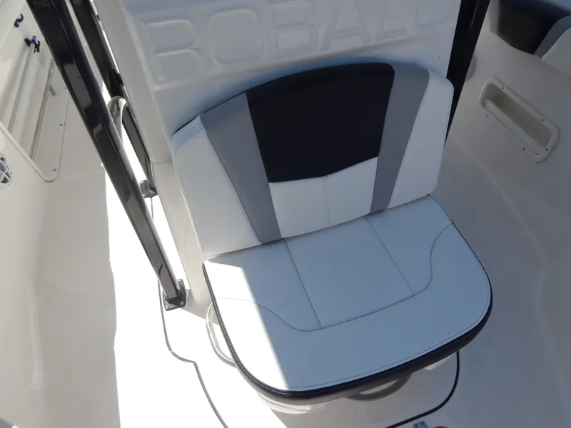 Slide: The Image of Robalo R222 2025 - 18