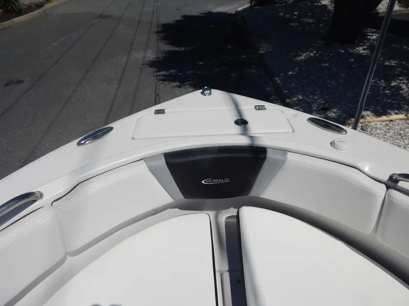Slide: The Image of Robalo R222 2025 - 21