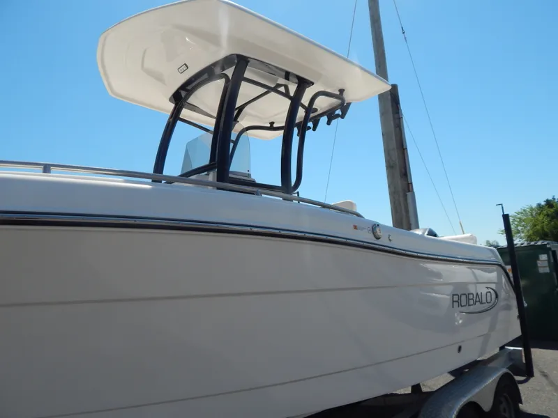 Slide: The Image of Robalo R222 2025 - 64