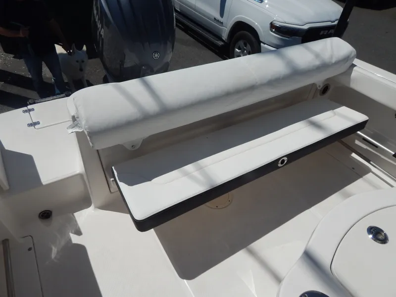 Slide: The Image of Robalo R222 2025 - 16