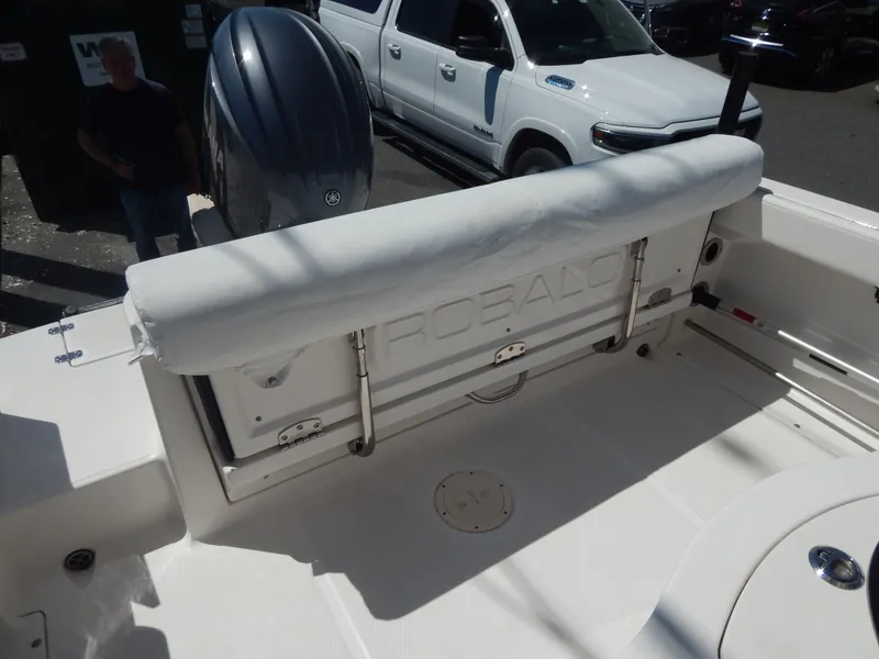 Slide: The Image of Robalo R222 2025 - 15