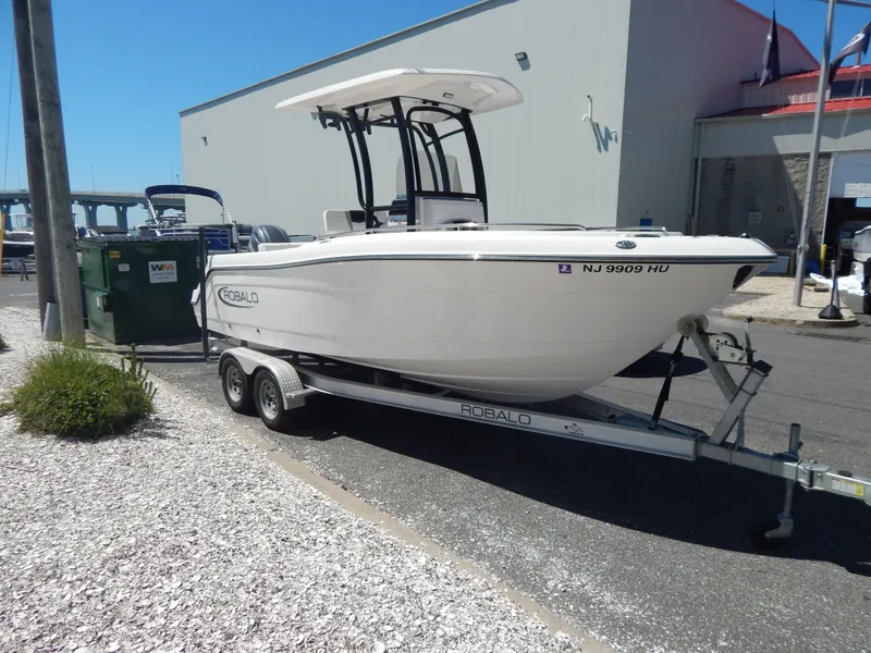 The Image of Robalo R222 2025 - 2