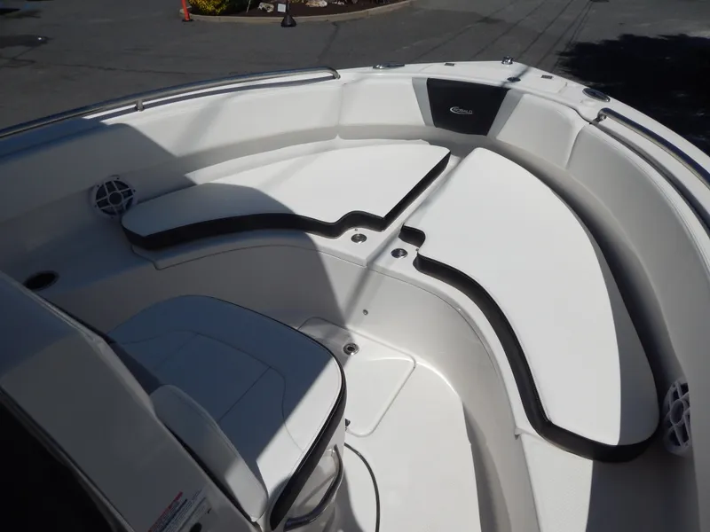 Slide: The Image of Robalo R222 2025 - 19