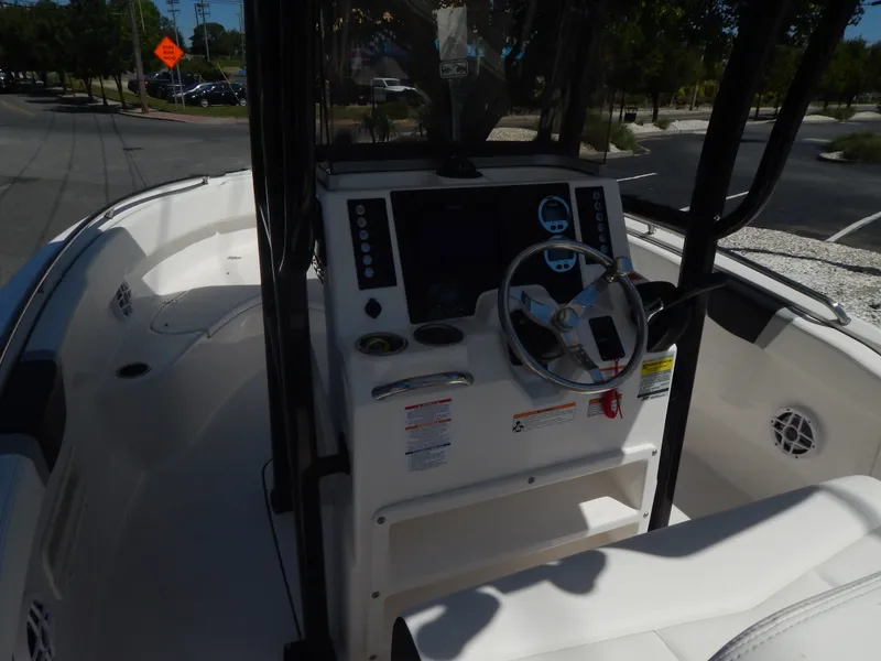 Slide: The Image of Robalo R222 2025 - 37